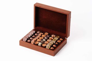 Coffret rectangulaire en marron rehaussé de fines touches dorées (V6MM)