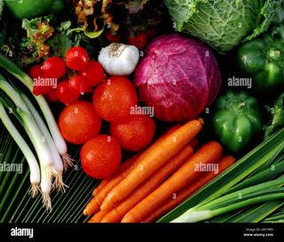 Vegetable Hamper Package (Tomatoes ,Red Onions, Carrots, Green Pepper,Cabbage,French Beans, Ginger & Garlic)